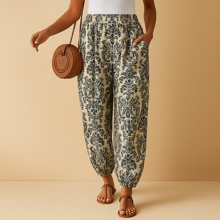 Hoge taille damesbroek met boho uitstraling en losvallende pasvorm, ideaal voor casual en chique zomerse outfits.