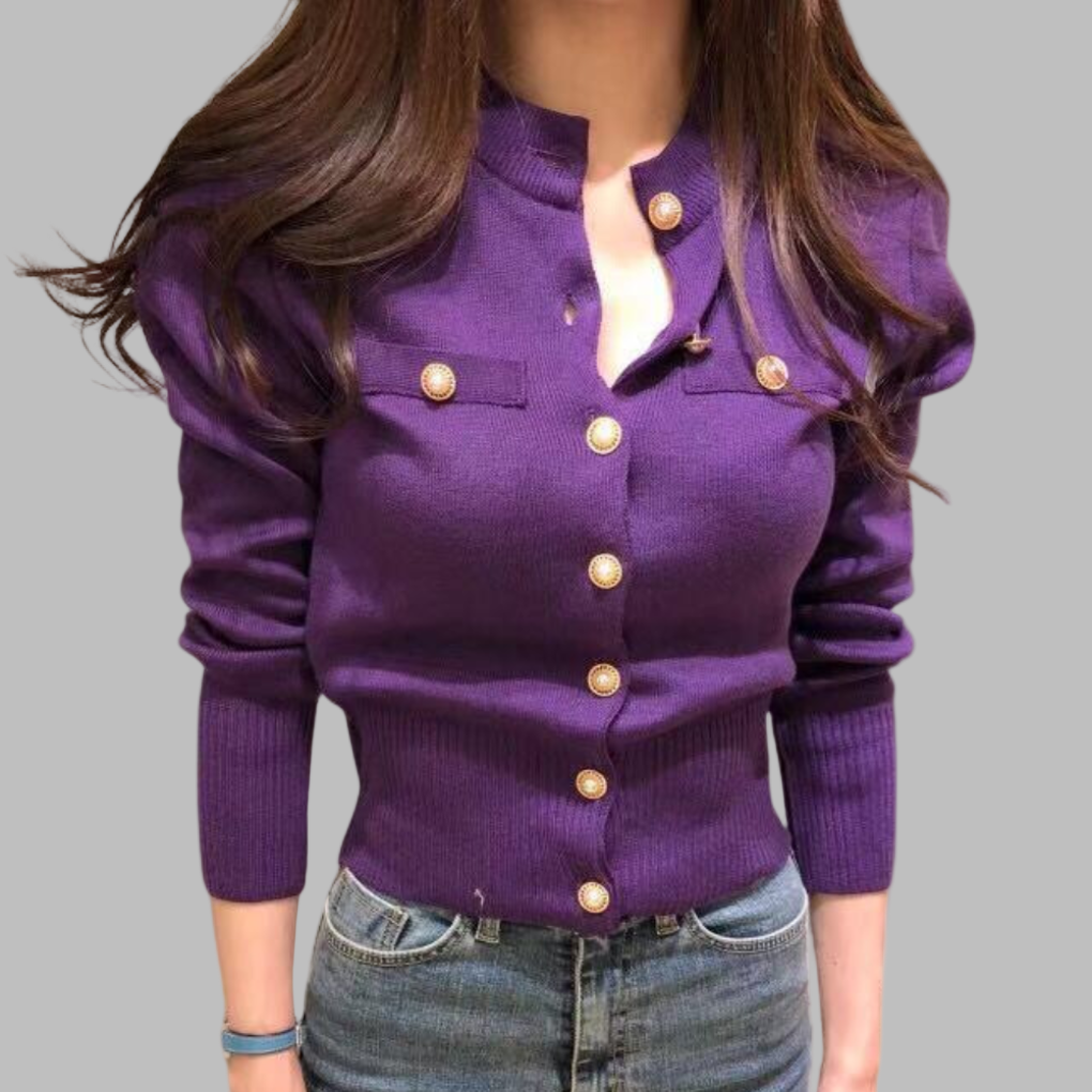 Paarse damestrui met knopen, lange mouwen en ronde hals. Modieuze kleding, perfect voor herfst en winter. Comfortabel en stijlvol design.