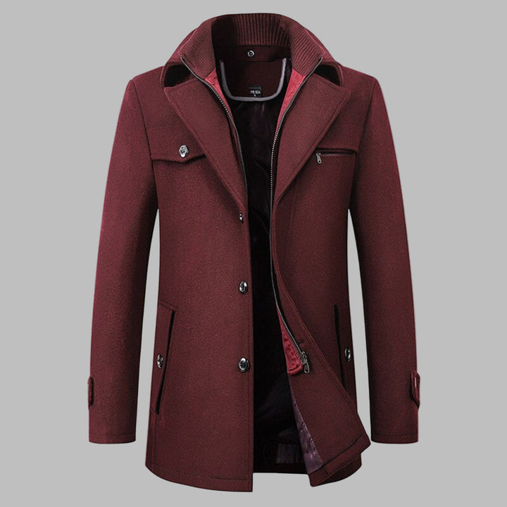 Bordeauxrode heren winterjas met knopen, opstaande kraag en zakken. Stijlvolle en warme jas voor herenmode. Perfect voor koude seizoenen.
