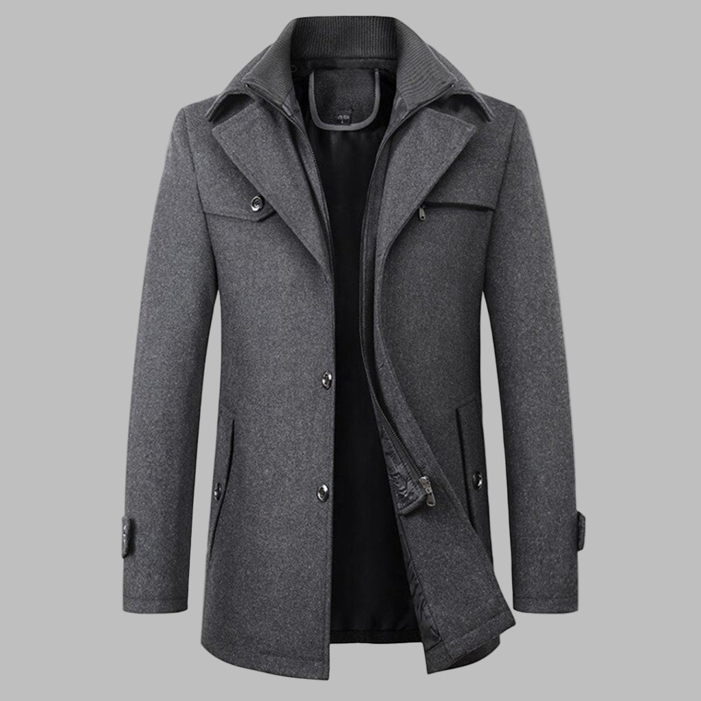 Grijze heren winterjas met knopen en opstaande kraag, stijlvolle en warme wollen mantel, ideaal voor koude seizoenen, modieuze herenkleding.